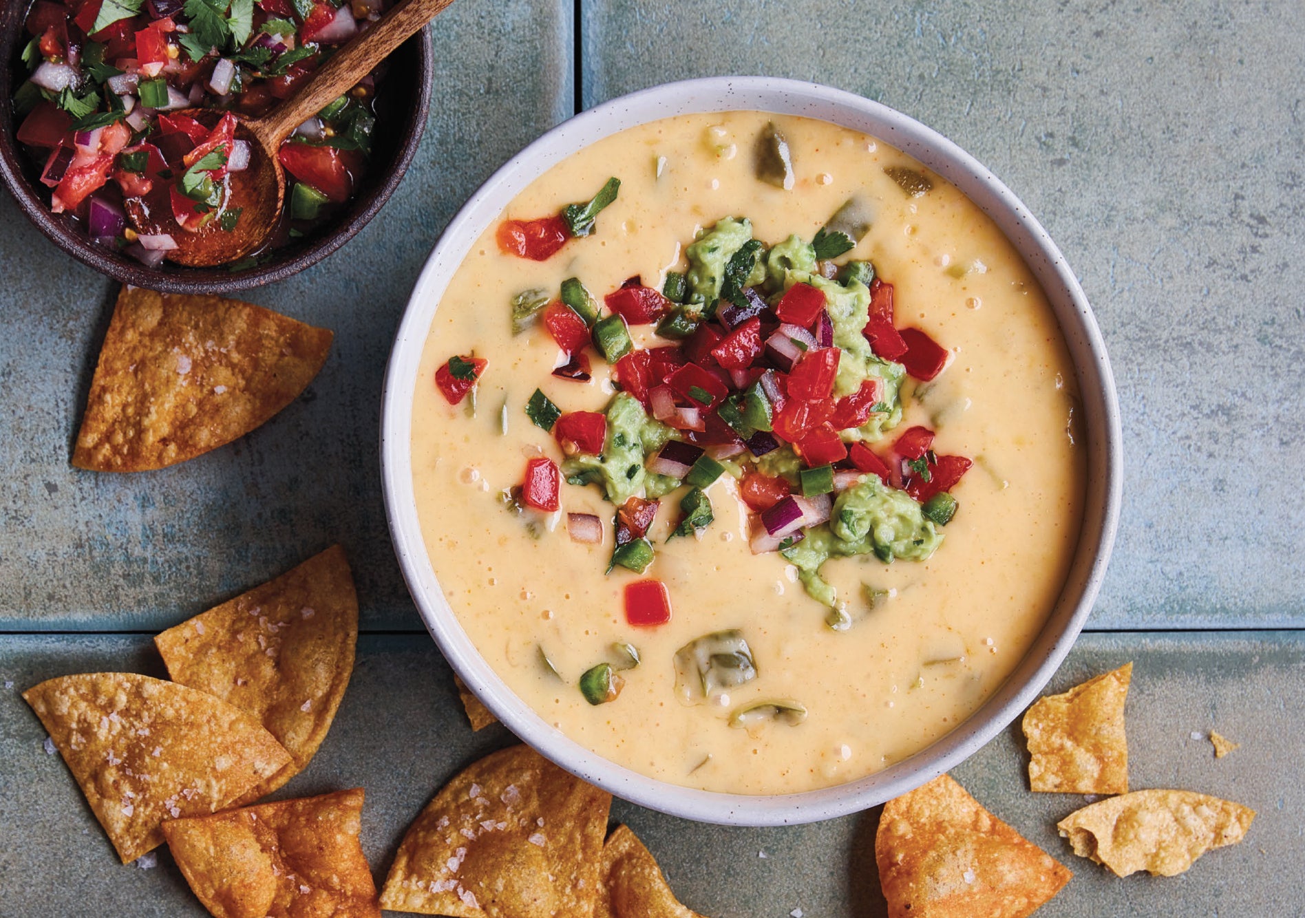 what is the difference between queso and chili con queso