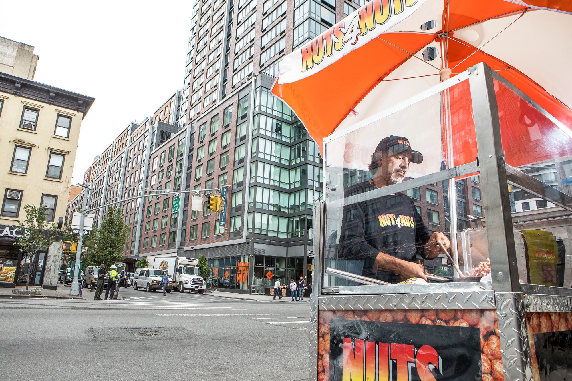 Article-Nutz4Nutz-Candied-Nut-Cart-NYC